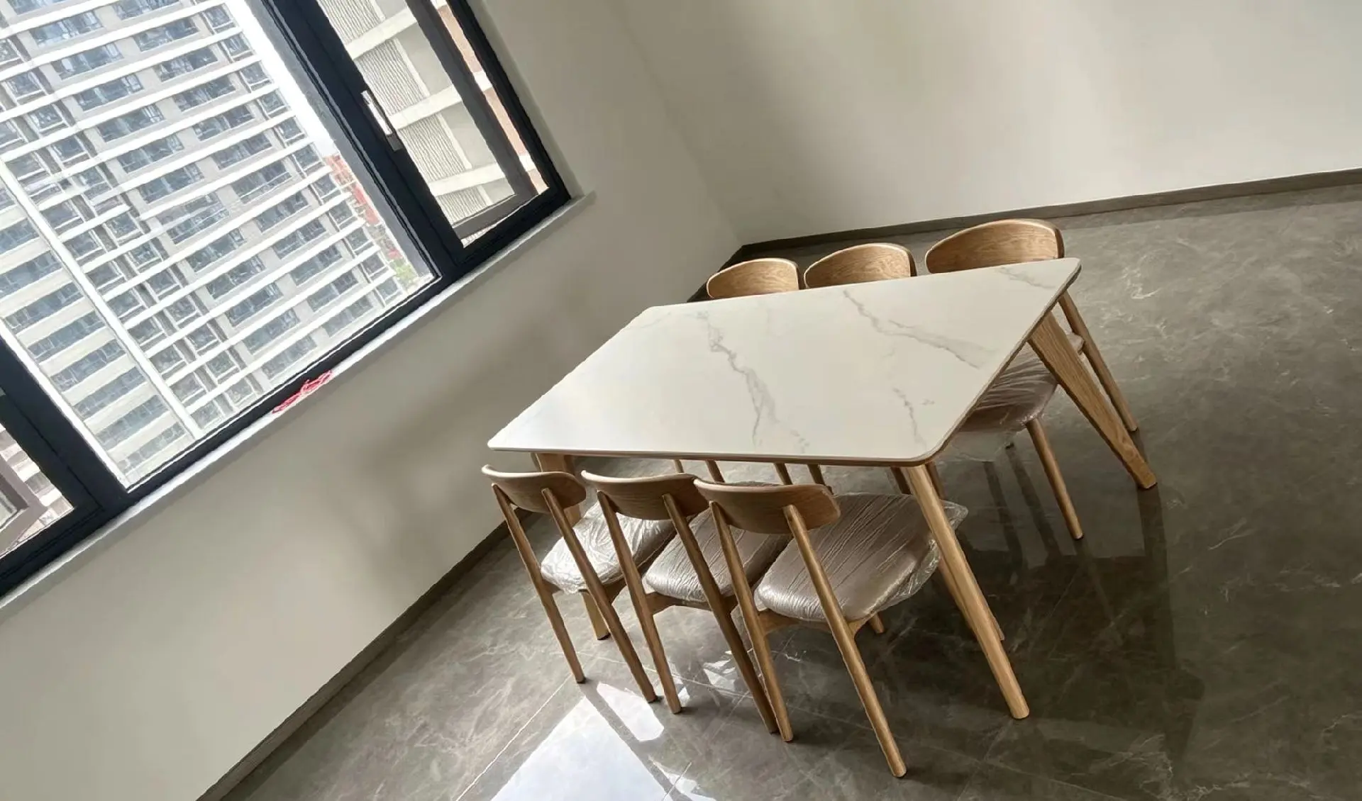 门店服务贴心周到,安装高效细致,贝里岩板餐桌设计简约,日常使 - 抖音