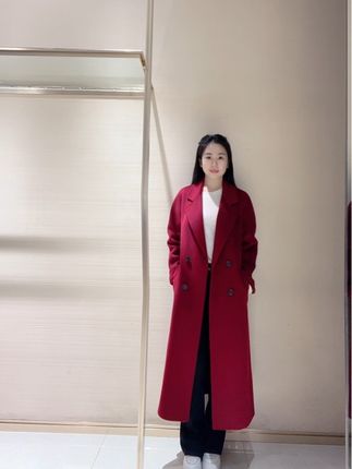 一件大衣,诠释永恒。简约剪裁,包容万象,以大气之姿,定义 秋冬的从容与优雅。#大衣 #简约穿搭