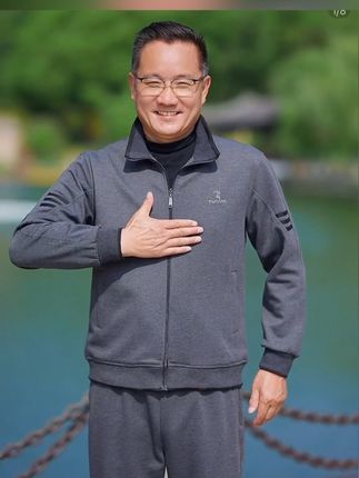 买给爸爸的秋季运动套装,版型宽松不紧绷,袖口下摆都是松紧弹力螺纹口,标准双针走线,做工品质很棒。整套带有四个拉链大口袋,抗造耐穿,裤子是松紧腰围,老爸穿上一整套太有精神了。