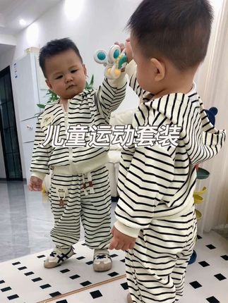 秋天来了!给孩子安排了条纹卫衣运动套装!价格贼便宜!穿上身软软糯糯的!太好看了!#萌宝穿搭 #儿童卫衣套装 #童装 #幼崽穿搭