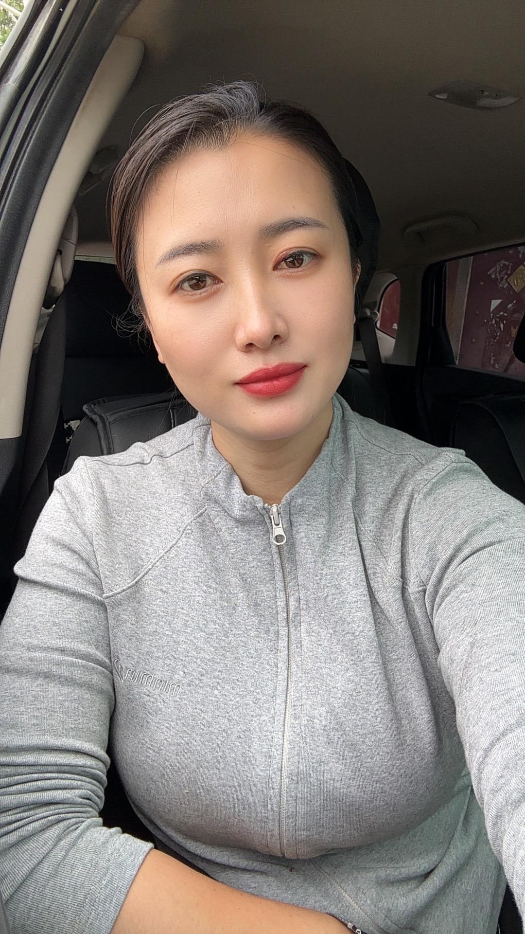 有了孩子才明白,孩子没有困住任何人,唯独困住了妈妈,其余人都是自由身,感同身受这种东西,这世界根本就不存在。我只是得到了孩子,其他都在失去,身体的亏损,情绪的转变……这条路的风很大,吹红了眼眶,吹走了眼里的光,满腹心事,崩溃又自愈就像家常便饭……