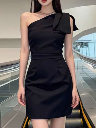 #上热门♡ 赫本风蝴蝶结气质斜肩连衣裙夏季新款法式高级洋气收腰显瘦小黑裙#连衣裙 #小黑裙 #收腰显瘦 #辣妹穿搭 @DOU+小助手