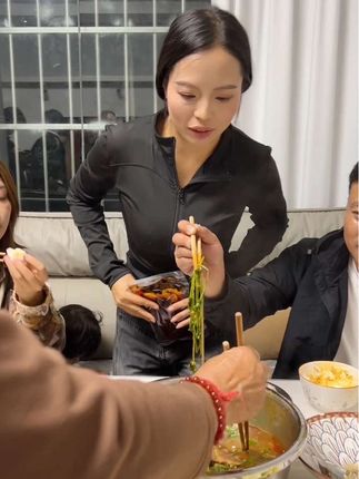 自从家里有了这个火锅底料,连菜都懒得炒了,直接一锅煮特别方便,煮猪草大家都抢着吃#下饭神器 #地摊火锅