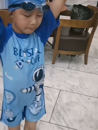给孩子安排的连体游泳衣太好了,速干型的还可以护着小肚子不着凉,孩子可以开心的游泳戏水#游泳 #学游泳 #清凉一夏 #连体游泳衣@DOU+小助手