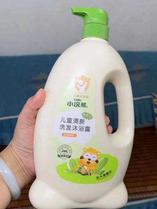 快快快~姐麥防浴露、浣熊儿童洗发沐浴露终于来活动啦~17.9就到手一大瓶足是1080ml!儿童专用洗头发洗澡一瓶搞定!全新升级配方,里面添加了乳木果精华,泡沫丰富绵密,易冲洗意还不假滑,洗完身上水润润的,小浣熊 专业母婴更放心 快薅呀#母婴好 物