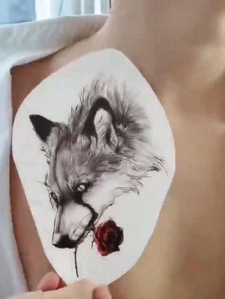 狼的嘴巴里叼着玫瑰花,浪漫的玫瑰花代表着爱情,送给心上人!喜欢这么浪漫的狼头吗?#防水贴画 #狼叼玫瑰 #狼头