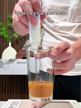 十块钱不到的电动奶泡器没想到这么好用,有了它不管是打咖啡还是蛋清奶油之类的都非常方便。#奶泡器#打发器 #搅拌棒 #我可真会买 #居家好物