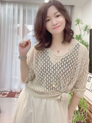 #上热门🔥 这件褛空衣服简直绝了!怎么搭都好看,不管是配牛仔裤、半身裙还是短裤都很合适,轻松打造出各种风格的穿搭。它的面料柔软舒适,穿上它都能让你更加自信美丽!#时尚 #百搭#穿搭
