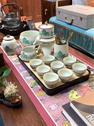 汝窑千里江山元宝自动茶具 取汝瓷之温润为底,,瓷面晕染青山叠翠,把千里江山画卷收于一壶之间 ,茶汤浸润时,开片纹路渐生独特韵味…#汝窑 #千里江山图 #自动茶具 #茶礼 #器物之美