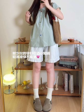 这条孕妇花边短裤太甜美啦~五分裤长上班也能穿,高腰深裆无托腹,很适合大孕肚孕妈穿,衬衫棉面料,很薄很透气不透内衣,腰围弹力适中,孕肚跟我一样大的拍大一码更好穿#孕妇短裤 #孕妇五分裤 #孕妇花边短裤 #甜美穿搭 #一个身体两个心跳
