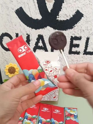 经常看手机的一定要试试这个石斛棒,它是用石斛、蓝莓、枸杞制作而成的,一根含有很多营养,大人小孩都爱吃,吃起来酸酸甜甜的,很好吃。经常看手机熬夜的可以多囤一点。#好物推荐🔥 石斛棒#种草好物 #买它 #
