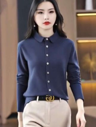 “深蓝如海,优雅如诗。正如李白所言:‘清水出芙蓉,天然去雕饰。’这样一件衬衫,穿出从容与自信。🌸智能制造,品质生活。#时尚气质穿搭 #谁穿谁漂亮”