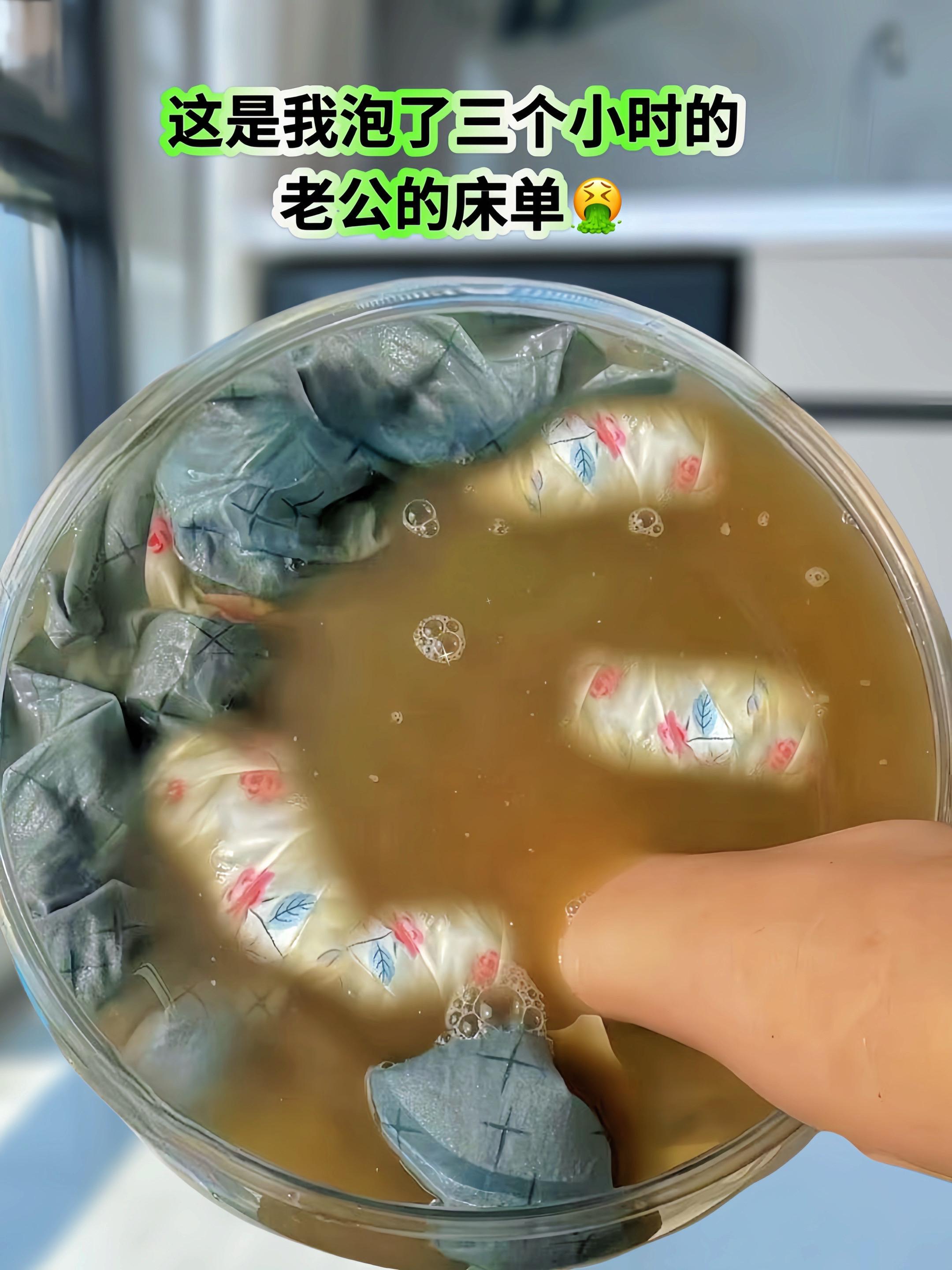 姐妹们,白衣服穿脏发黄发霉的先别扔!快试试这个#活力28校服净,活氧泡泡和活性因子配合使用,有效去除顽固污渍,洗完的衣服又香又软!衣服发黄发霉汗渍污渍果渍奶渍书包鞋袜彩色衣服白色衣服都能可以轻松解决,活氧去渍,护衣增亮! 这下熊孩子的衣服也不怕洗不干净了!#污渍轻松去除#洗护好物#白衣服清洗妙招#2025图文伙伴计划