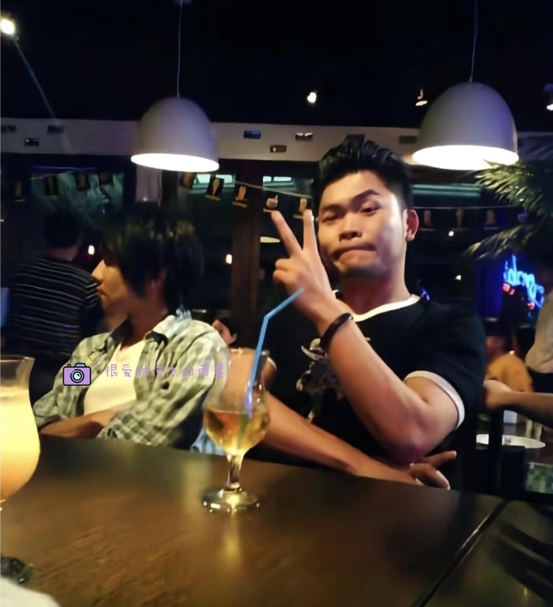 欢迎收看李玖哲和林俊杰在拍摄《原来我不帅》时期的合照!这次,我配的BGM是:林俊杰写给李玖哲唱的《围墙》!(注明:我这次配的是林俊杰独唱版的《围墙》!)#李玖哲和林俊杰的合照#围墙李玖哲林俊杰#抖音商城#无限回购的宝藏单品#优质好货就在很爱林俊杰的雨墨的抖音橱窗