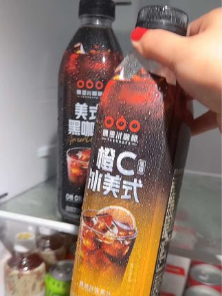 哇塞居然挖到了偶田参家的茉莉冰美式,真的嘎嘎好喝,这价到手两大瓶,薅了不妥妥的简陋吗?配料表很干净,不菌冷罐锁鲜,打开就能闻到茉莉的清香,入口清甘香醇,喝完嘴里还有淡淡的茉莉香,不管是管理期还是早八档。你就加点冰块,直到5秒就能搞定一杯茉莉花香冰美式。咖啡脑袋千万别错过了,#偶田参家的茉莉冰美式,#真的嘎嘎好喝,#咖啡 #强烈推荐 #快来一起尝个鲜