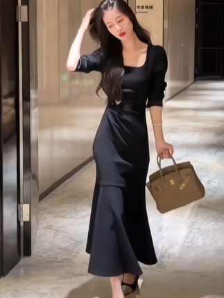 早秋新款法式高级赫本风小黑裙修身显瘦内搭长裙时尚鱼尾连衣裙子#女装 #高级感穿搭 #黑色连衣裙 #穿搭女装 #优雅气质