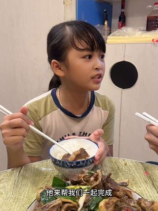 我只不过帮夹个菜,这……咋就到她那就不一样了呢?#扣肉妹妹 #吃货 #轩宝经典语录
