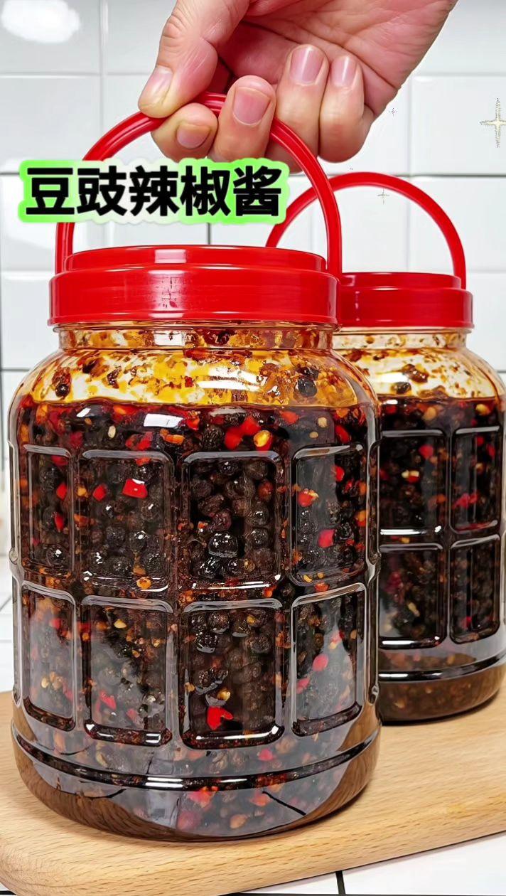 “一勺川香,万物皆可拌!” 四川麻辣豆豉才是厨房隐藏王者!古法黑豆发酵出的醇厚,裹着汉源花椒的麻、秘制辣椒的辣,红油亮得晃眼,颗粒嚼着带劲。炒菜炝锅香到跺脚,蒸鱼浇两勺鲜掉眉,就连白粥配馒头,挖一勺都能多扒半碗饭。平凡食材秒变下饭神器,这口热辣魂,谁吃谁上头! #抖音美食推荐官 #麻辣豆豉 #下饭菜 #厨房好物 #好吃到停不下来