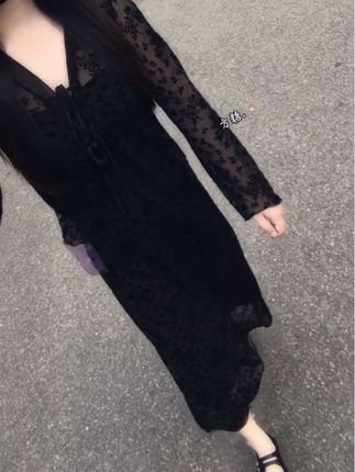 “都说女人不用太拼,可不赚钱怎么生活,不努力如何赢得幸福,都说累了就别干了,困了就睡,别熬夜,别硬抗,可是大雨来了有人会为你撑伞吗?”#穿搭 #高级穿搭