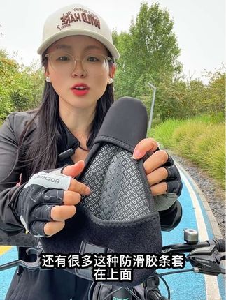 骑车屁股疼的骑友们,你就套上这个自行车坐垫套,他软软弹弹的坐在上面就要坐在家里的沙发上是一样的很舒服,中间有透气网孔夏天也不会觉得闷热,底部有防滑胶条不会移位,套在上面很稳定,魔术贴一贴就可以了,安装简单,有了它呀,你再也不用担心你的屁股会疼了,你再看看现在才多少钱,超级划算#骑行装备 #自行车坐垫套 #自行车坐垫套硅胶