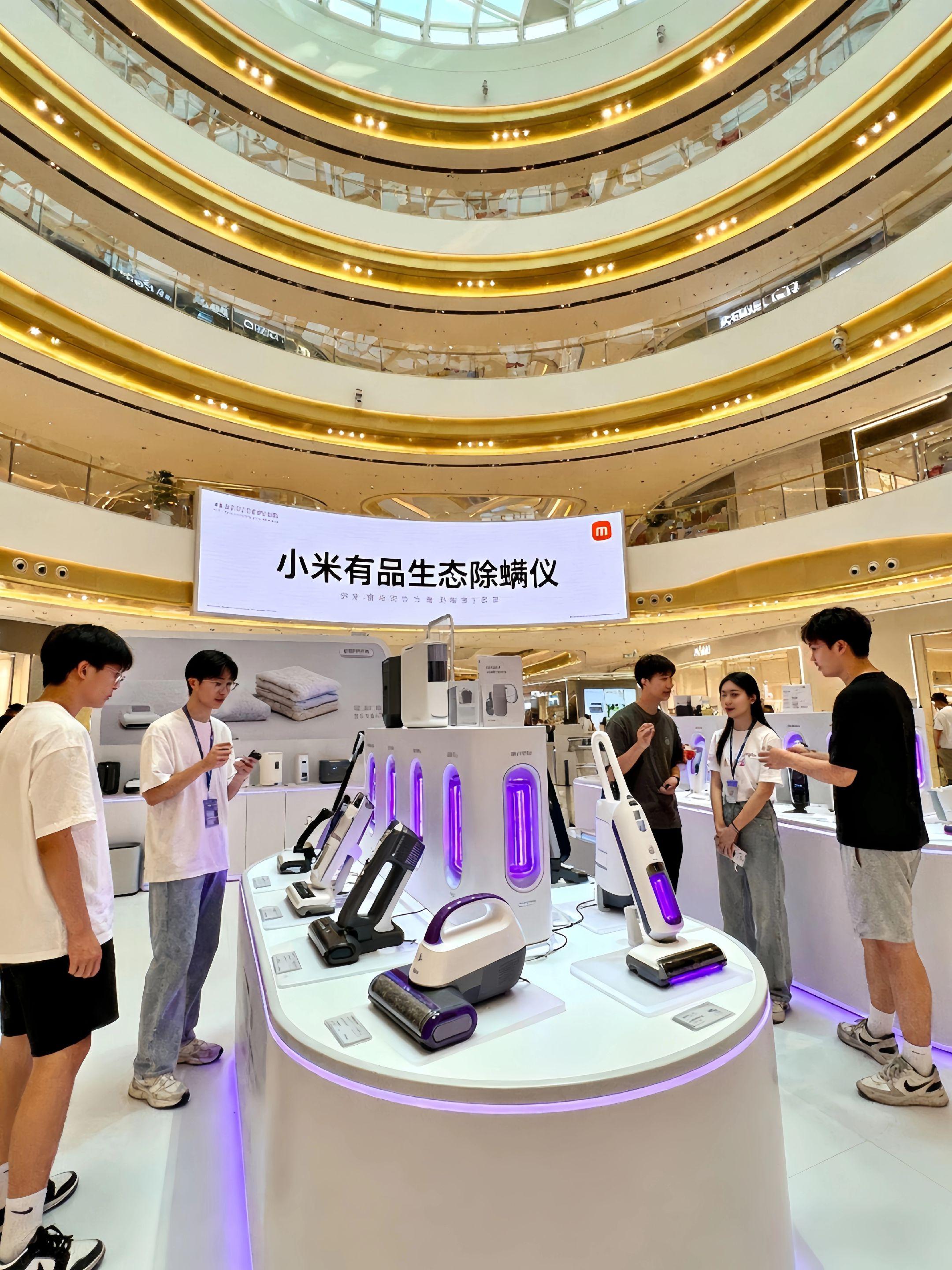 小米有品除螨仪# 有娃家庭的安心守护 有了娃,才懂床上除螨多重要——宝宝皮肤嫩,藏在床垫被褥里的螨虫,真怕折腾得他泛红哭闹。 直到遇上小米有品这款除螨仪,才算把心放回肚子里。无线设计太懂带娃的累,不用扯线,单手就能轻松推;强劲吸力加高频震打,床垫深处的螨虫、皮屑全能“揪”出来,还有UV杀菌,清洁得实实在在。 透明尘盒更是治愈,每次清尘看得到脏东西,成就感爆棚。现在睡前花几分钟过一遍床品,全家都能睡个无螨好觉。家里有娃、老人或养宠的,闭眼入不踩雷! #家庭清洁好帮手# #居家好物分享#