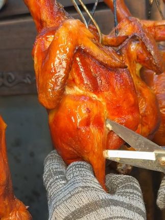 剪一刀,汁水直接喷出来了… #超值券 #比会吃更惠吃 #三两好友深夜食堂 #西溪八方城 #玻璃脆皮烤鸡