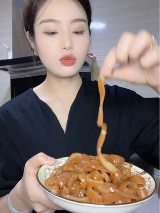 这卤料真的巴适,越卤越好吃,今天这猪皮味道太绝了。