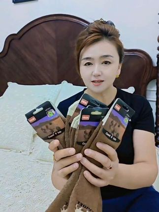 冬天怕冷的朋友们看过来,男女都能穿的骆驼绒袜,穿起来特别暖和,而且很舒服。#便宜又好穿 #保暖穿搭 #驼绒袜子