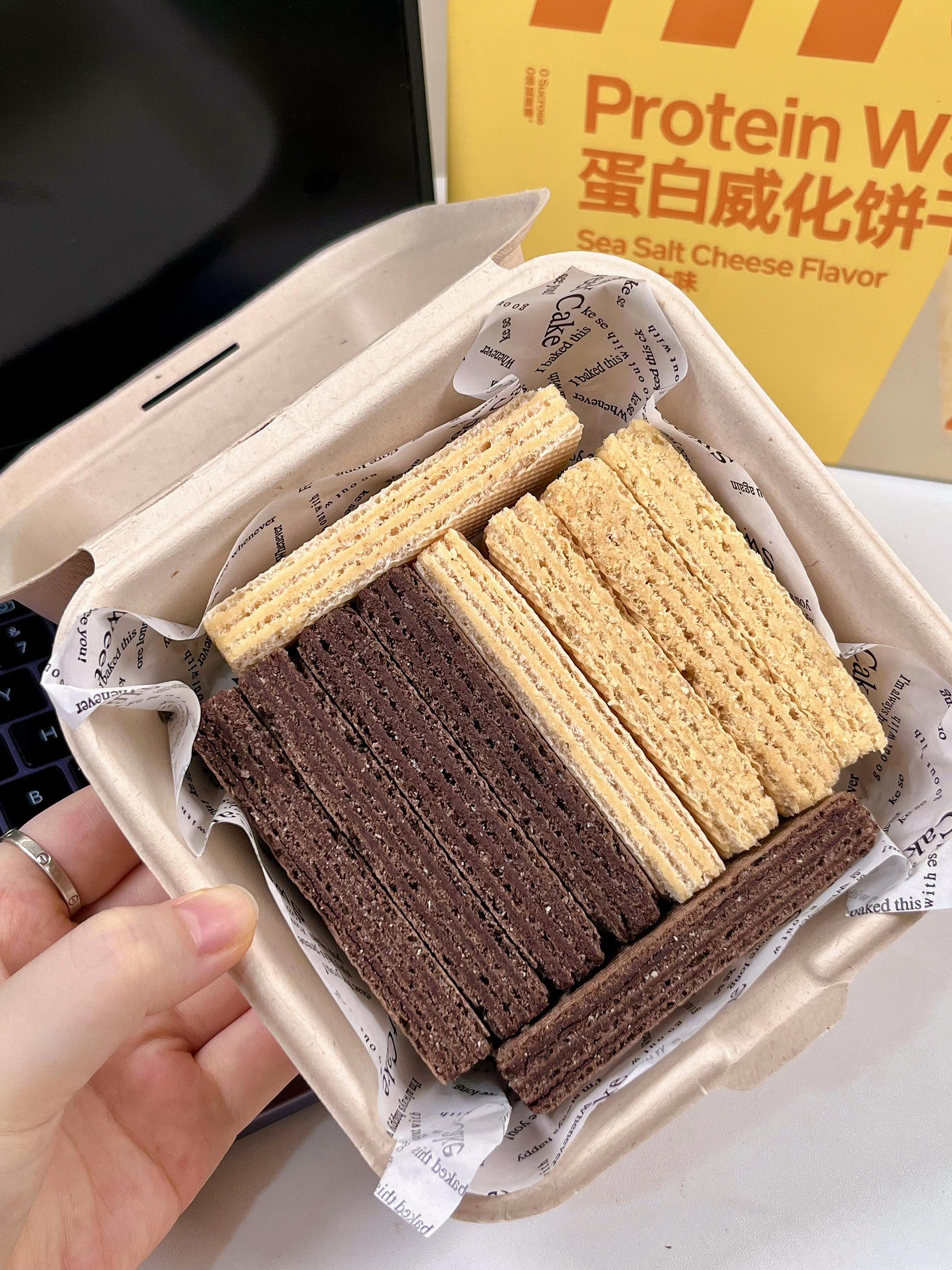 自律期可以吃的#威化饼干!一支热量40多大卡,有黑巧、海盐、柠檬三种口味,酥脆饼皮包裹着浓厚的夹心,真的太好吃了😋!#妈呀太好吃了 #零食推荐
