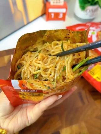 这个魔芋凉面免煮、免泡、免洗碗,袋子一撕就是碗,可以直接拌,放点黄瓜丝,浇上料汁,酸辣爽口太好吃了#妈呀太香了 #凉面 #速食美食 #魔芋凉面