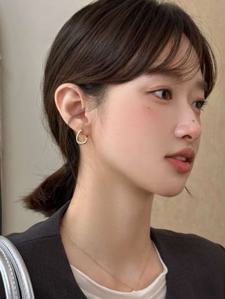 合金耳饰 扭曲素圈耳环女2025新款爆款小众设计感高级耳扣冷淡风#耳饰 #冷淡风 #韩系穿搭 #气质这一块拿捏死死的 #时尚饰品