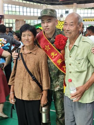 一个父亲对孩子的嘱托,一个退伍老兵对入伍新兵的寄语! 爷爷奶奶,妈妈、姑姑对孩子的不舍! 今天,你穿上军装的样子,我看到了三十年前的自己! 希望你紧握钢枪,践行使命。不负青春,不负家国! 特别鸣谢:程茜老师 #保家卫国 #携笔从戎报效祖国 #不忘初心 #牢记使命#入伍参军