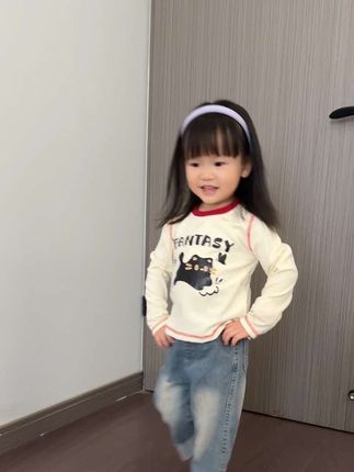 你不一定非要长成玫瑰 你乐意的话做茉莉做雏菊,做无名小花 做千千万万 但不要成为我#萌娃穿搭