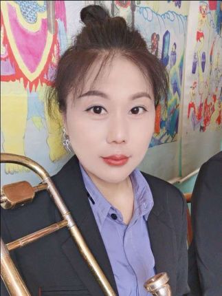 生活这趟车,有人给你递糖,有人给你泼冷水;有人把你护在身后,有人把你推到风口,有人捧着真心对你好, 有人藏着算计对你笑;有人站在道德高地批判你 ,有人揣着利益劝你退让。