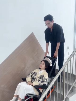 全自动电动老人爬楼机#爬楼机搬运车 #爬楼机 #老人爬楼神器 #电动爬楼机 #爬楼机厂家