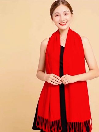 #红色围巾 #红围巾 #红色围巾喜庆 一抹中国红,温暖整个秋冬。无论是年会的热烈氛围,还是同学聚会的温情时刻,这条韩版红围巾都能为你增添亮色。仅需6.88元,把这份红火与温暖带回家,让它成为你穿搭的吸睛点缀,也为每一个重要场合注入别样风采。