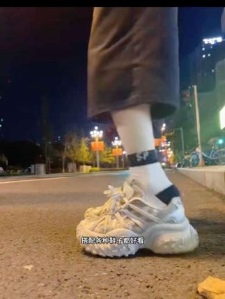 九块九毛九,到手八双男士防臭袜,家人们赶紧来抢,一块多一双怎么穿都不心疼啊!这可是换季新品,刚刚上架冲销量才有的这个价,厂家给咱们做的一波福利就是给咱们新老粉丝一个体验价,今天呢,九块九毛九,给咱们发八双。穿上不勒脚也不闷脚,很舒服,质量做工都很好。收到货你肯定还会回购第二次的,因为这个价格真的太划算了,等到天气冷了就不是这个价格了。今天九块九毛九发八双,而且还给你包邮送到家,一块多一双啊,能抢你们就赶紧去多抢几双换着穿。