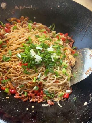 在家做炒米粉 第一步:把粉煮熟,第二步:炒熟自己喜欢吃的配菜,第三步:加入煮好的粉炒香炒入味即可。简单方便