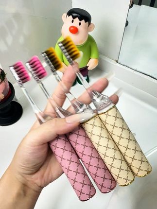 国庆假期即将来临,一定得提前备好个人洗护用品,这款折叠牙刷携带起来特别方便,刷完可以直接立在桌面上干净又卫生#折叠牙刷 #牙刷 #旅行必备 #生活必备