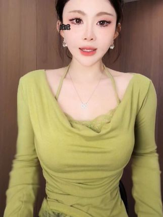 #辣妹穿搭 #挂脖上衣#假两件#谁穿谁好看系列 #脱掉外套也好看的内搭