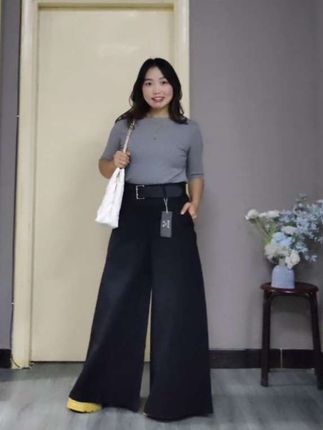 #创作者中心 #创作灵感 ✨  Hello姐妹们!身高150米 ,体重120斤的我来分享穿搭啦。今天这套是我的本命搭配,完美藏住小肉肉,还能一秒拉高腰线!    上衣:选了一件中袖的修身T恤   裤子:搭配了一条黑色高腰阔腿裤,宽松的裤腿能遮住腿上的肉肉,阔腿设计还特别显腿直。  鞋子:偷偷穿了一双增高几公分的,从视觉上又悄悄长高了几厘米,而且完全看不出来。   这套搭配重点就是把视觉焦点放在你最满意的腰线上,然后用阔腿裤修饰腿型,整体看起来利落又显瘦!   希望能给和我身材差不多的姐妹一点灵感哦!#150cm穿搭 #120斤穿搭 #小个子微胖穿搭