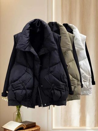 秋冬想穿出随性高级感?这件马甲必须锁死!不管你是娇小身形还是丰腴身材,宽松剪裁都能完美适配,往身上一搭就藏肉显利落,氛围感直接拉满~ 面料软乎乎又挺括,填充饱满扎实,秋冬保暖力妥妥在线;金属扣+立体口袋的设计细节感拉满,搭配毛衣、卫衣都巨出彩~日常逛街、上班通勤穿它,既能护住温暖,又能让造型时髦度翻倍,各种场合都能穿出松弛又精致的范儿,属实是秋冬穿搭的省心宝藏!#早秋穿搭公式来了#早秋不费力显贵穿搭#初秋穿搭#这也太好看了#下半年潮流穿搭清单