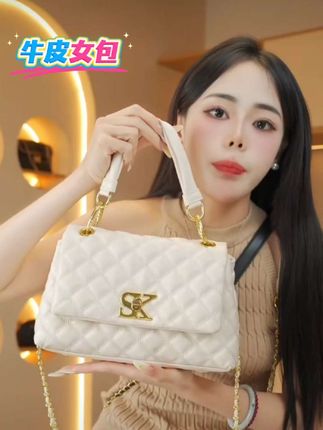 姐妹们快看过来,这个包包也太好看了吧!它是这种经典的时尚菱格设计,而且还是多隔层的分区收纳,可以很好的帮我们分类收纳物品,真的非常不错。不仅如此,它的面料采用牛皮也很柔软舒服,还特别耐磨防刮花,平时不管是上班还是出去逛街都能背它,真的是一款百搭单品啊!#百搭包包 #美包分享#真皮女包#时尚洋气百搭