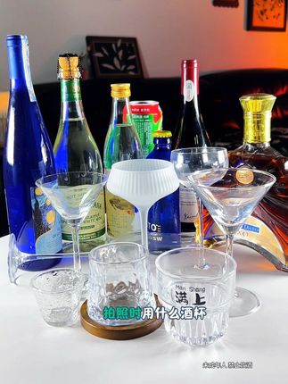这么多好看的酒杯你们以为都是我买的吗?那你们就大错特错了,你们平常喝什么酒拍照时用什么酒杯?接下来就以我的观点搭配一下,大瓶香槟配细长香槟杯,带颜色的大瓶果味酒配带颜色的高脚杯,大瓶的红酒要用大肚高脚杯这样好醒酒,像我平常喝这种小红酒就喜欢用这个小小浅浅的高脚杯,这种187ml的小酒倒出来就会有草莓车厘子葡萄的清香扑鼻而来,它还是半甜型的,可以直接喝不用醒酒,像我晚上睡不着的时候拿这种小高脚杯喝上两杯,用内种微醺的状态伴着我入眠简直太舒服了#微醺时刻 #酒蒙子的日常 #仙女都在喝什么#红酒杯 #半甜红葡萄酒