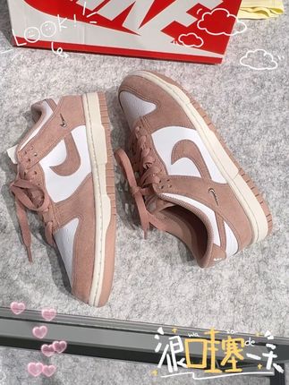 耐克这双Dunk好好看😻~~~,这是一双NikeDunk Low 板鞋,粉白色撞色设计 粉色部分分为麂皮材质#好看 ,整体风格 温柔清新 既有复古韵味 又有日常穿搭甜酷感平衡得恰当好处#这双鞋必须拿下 #Dunk #粉色系 ,#百搭