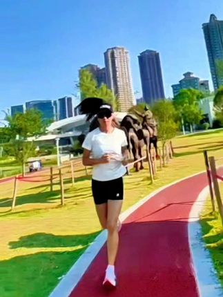 穿上这款冰感速干短袖让你在炎热的夏日保持清凉,享受冰感夏天的快乐🤗🤗🤗#夏天该有的样子 #运动女孩