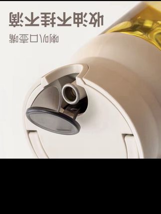 自动开合还不会挂杯的油壶真的很难不爱啊!不管怎么倒油,油嘴都干干净净的,不像以前的油壶,每次倒完油都要擦一下。这个油壶的设计很特别,壶口自动开合,油嘴始终保持干净,而且还是大瓶口,方便倒油和清洗。颜值也很在线,摆在厨房里好看又高级。#不挂杯油壶 #油壶