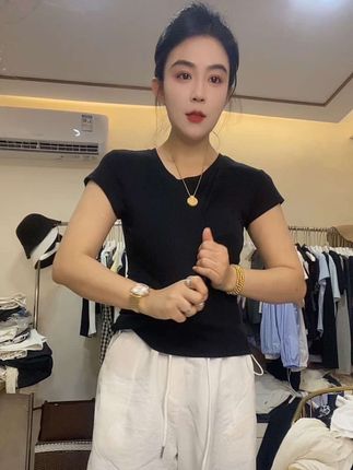 姐妹们、我身上这件短袖啊真的这个价格这个品质真的是太绝了!纠结颜色首选藏青色、百搭又好看!#短袖推荐