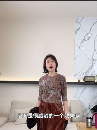 1. 垂感丝绒半身裙,秋冬氛围感拉满!