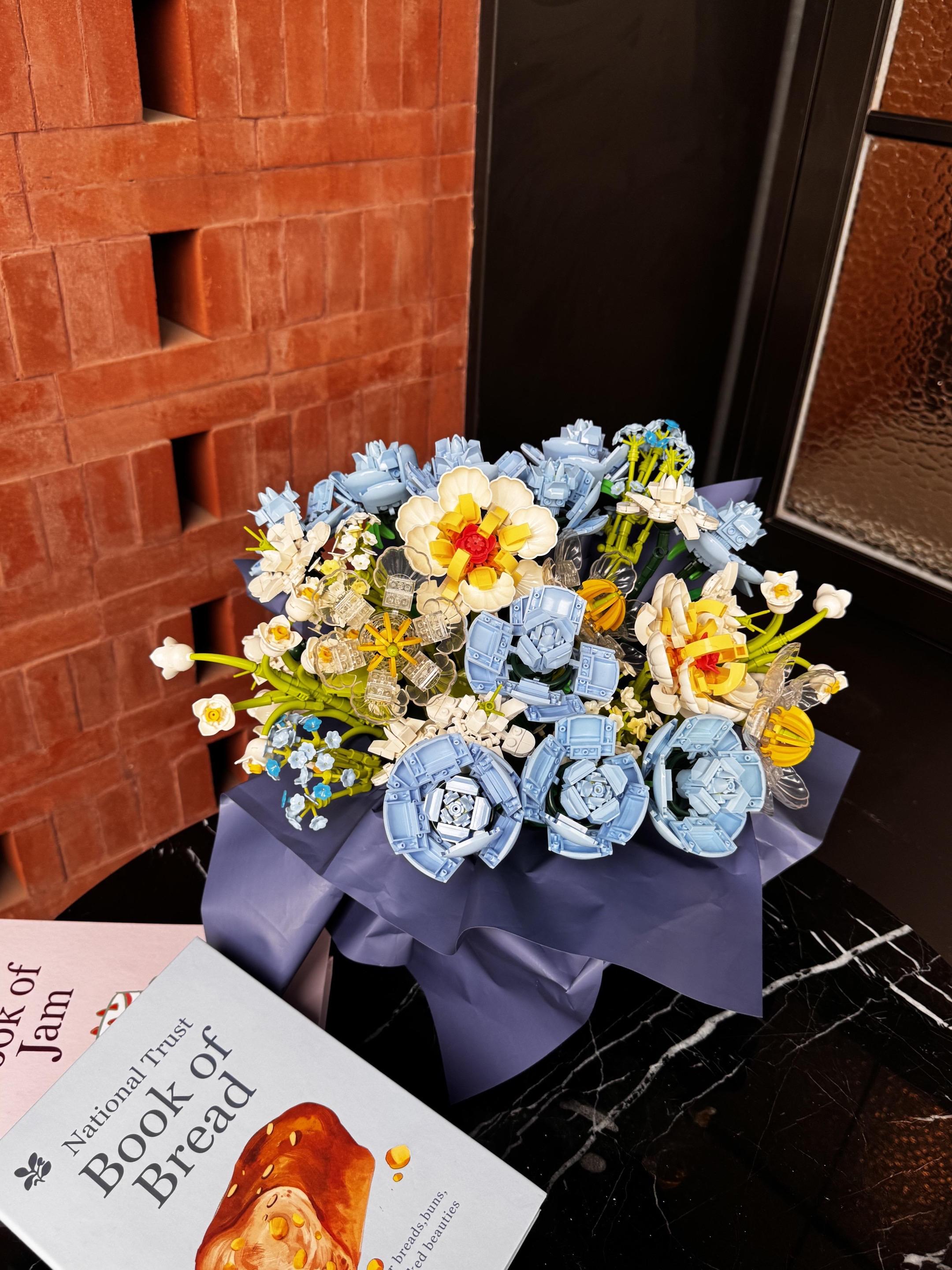 蓝色系花束💐谁能不爱呢。#花束礼物 #愿所求皆所愿所愿皆所得 #积木花 #一束花的仪式感